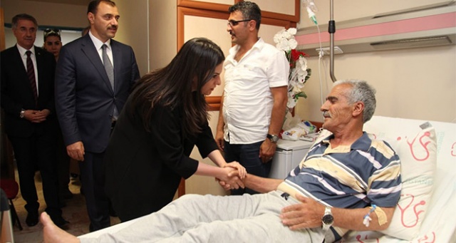 Bakan Sarıeroğlu, kaza geçiren şehit babasını ziyaret etti