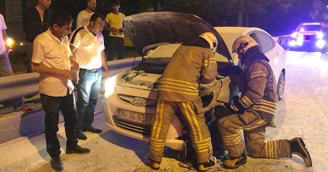 Beyoğlu&#039;nda seyir halindeki otomobil alev alev yandı