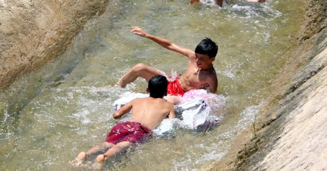 Çocukların sulama kanalındaki tehlikeli keyfi