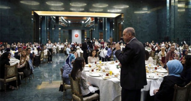 Cumhurbaşkanı Erdoğan gençlerle sahurda bir araya geldi