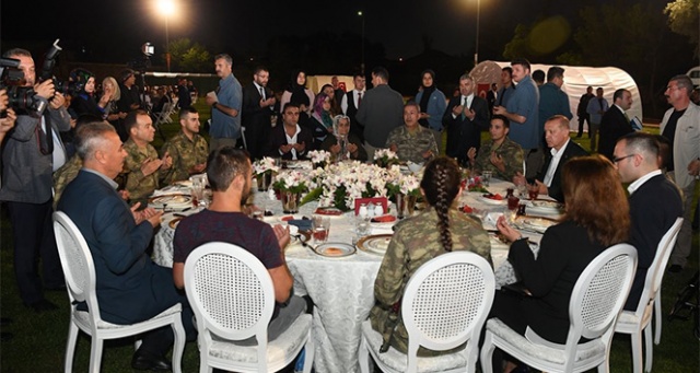 Cumhurbaşkanı Erdoğan, Mehmetçikle iftar yaptı