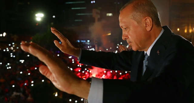 Cumhurbaşkanı Erdoğan tarihi balkon konuşmasını yaptı