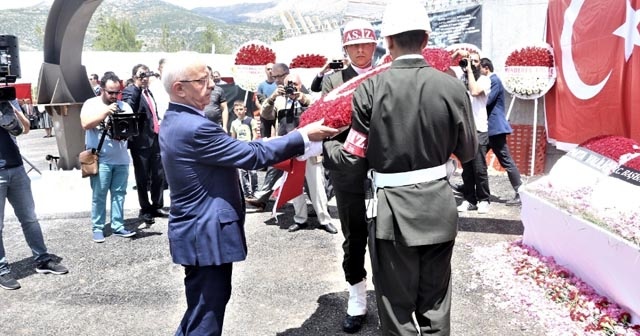 Demirel mezarı başında törenle anıldı