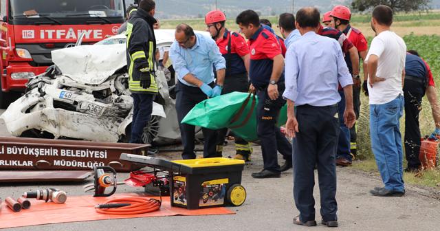 Denizli&#039;de cip ile otomobil çarpıştı: 3 ölü