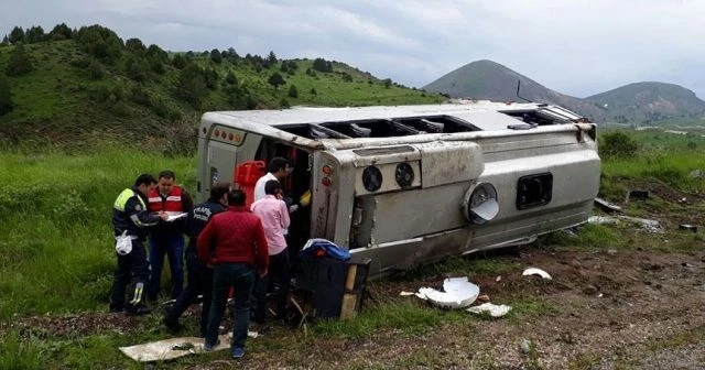 Erzincan'da midibüs devrildi! Ölü ve yaralılar var