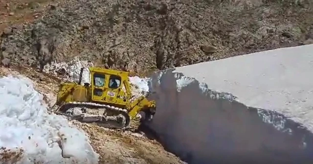 Erzincan’da yaz günü karla mücadele