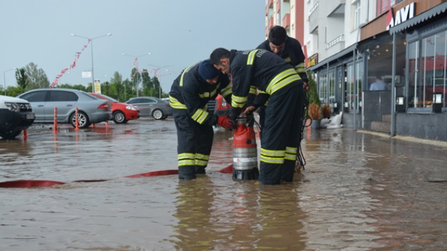 Erzurum&#039;da şiddetli sağanak hayatı olumsuz etkiledi