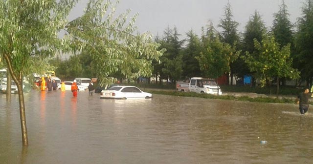 Eskişehir&#039;de sağanak hayatı olumsuz etkiledi