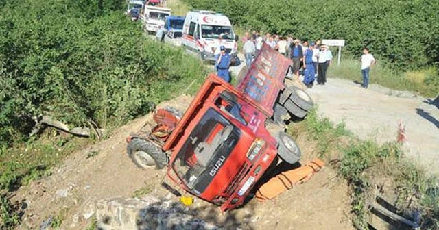 Freni boşalan kamyonet dehşet saçtı: 2 ölü