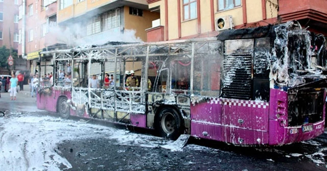 Gaziosmanpaşa&#039;da halk otobüsü alev alev yandı