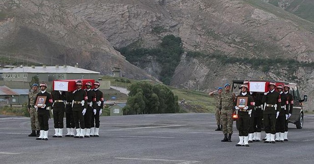 Hakkari&#039;de şehit askerler için tören
