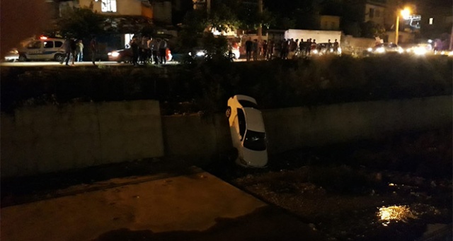 Hatay’da otomobil kanala uçtu