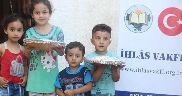 İhlas Vakfı Gazze’de iftar tabağı dağıttı