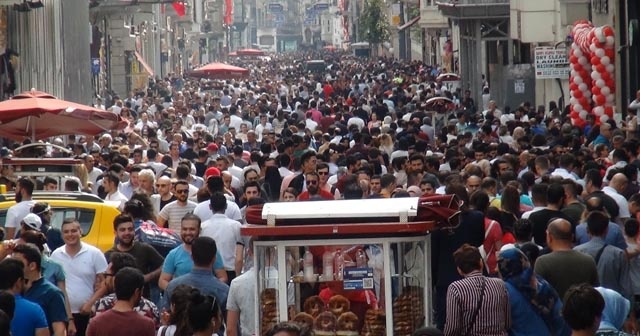 İstiklal Caddesi’ne bayram akını