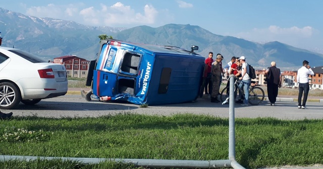 Jandarma aracı devrildi, 2 yaralı var