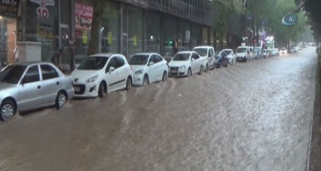 Kahramanmaraş&#039;ta sele dönüşen yağışlar hayatı felç etti