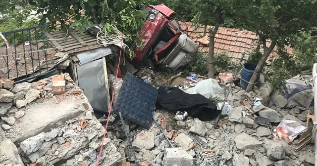 Kamyonet evin çatısına uçtu: 1 ölü