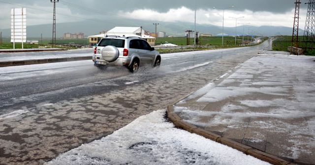 Kars ve Erzincan&#039;da sağanak ve dolu etkili oldu