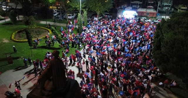 Kasımpaşa&#039;da seçim kutlamaları sahile taştı