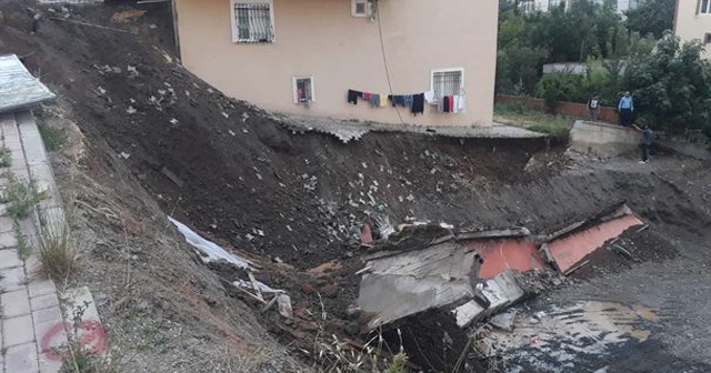 Kocaeli'de temel kazısında yol çöktü