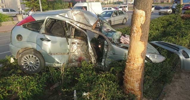 Kontrolden çıkan araç refüje çarptı: 1’i ağır 2 yaralı