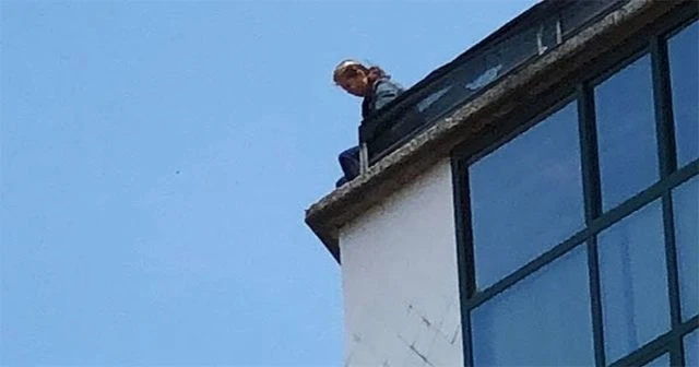 Korku dolu anlar! Çatıya çıkan kadın...