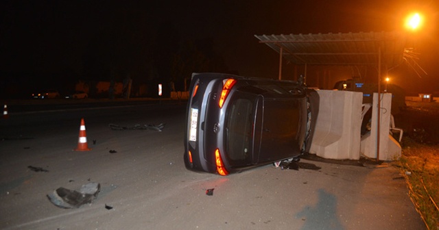 Otomobil, polis kontrol noktasındaki bariyere çarptı