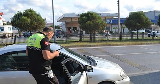 Polisi görünce otomobili bırakıp kaçtı