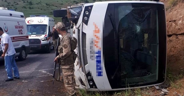 Polisleri taşıyan midibüs devrildi: 10 yaralı