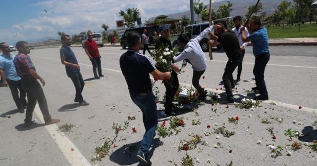 Şehit cenazesinde Kılıçdaroğlu&#039;nun çelengi parçalandı