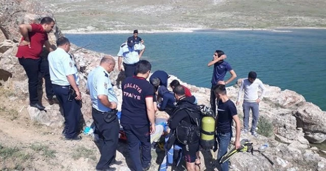 Serinlemek için girdiği gölette boğuldu