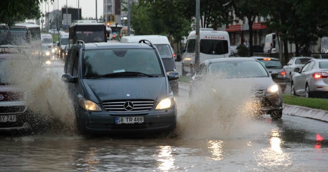 Sivas’ta cadde ve sokaklar göle döndü