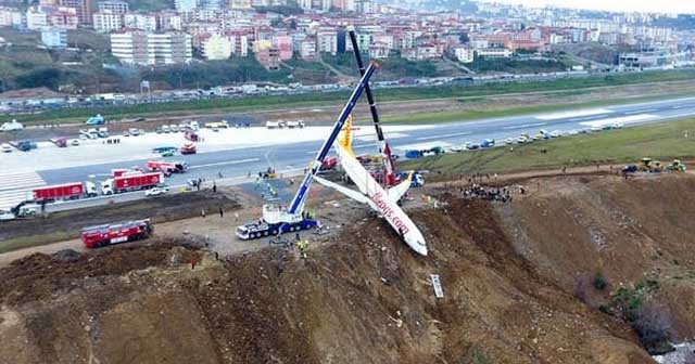 Trabzon&#039;da pistten çıkan uçağın kaldırılması istendi