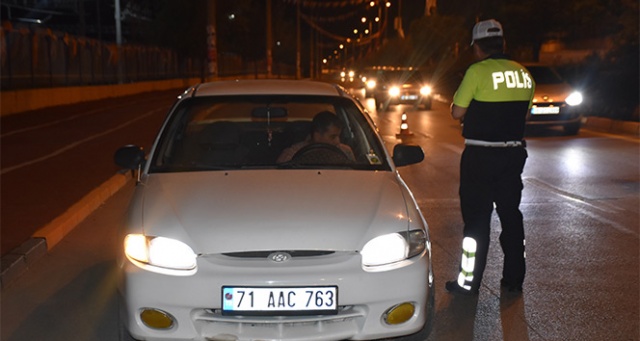 Uygulamaya takılan sürücü polisi ikna etmeye çalıştı