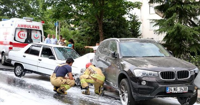 Virajı alamayan otomobil sokağı birbirine kattı