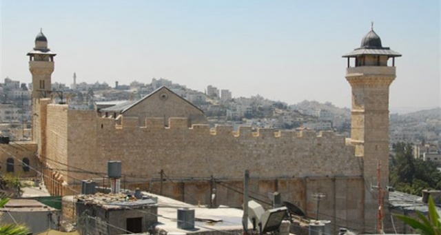 Yahudi yerleşimcilerin İbrahim Camisi&#039;ne baskın düzenlemesi