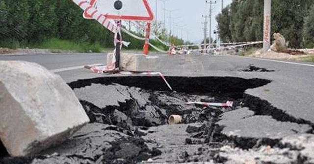 Zonguldak'ta asfalt çöktü