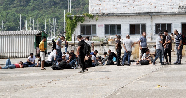 30 kişilik teknede 174 kaçak göçmen