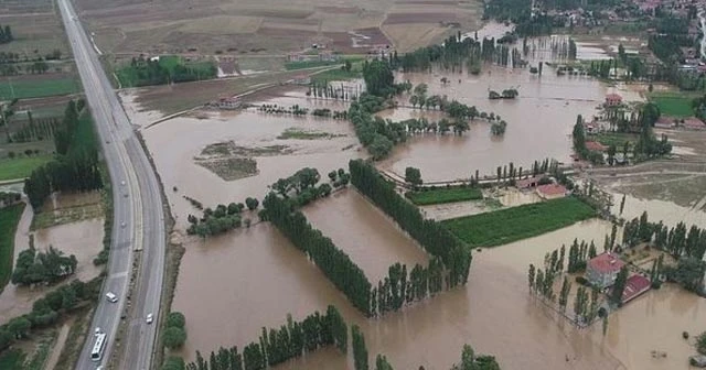 Afyonkarahisar'da sel felaketi! Araçlar yolda mahsur kaldı