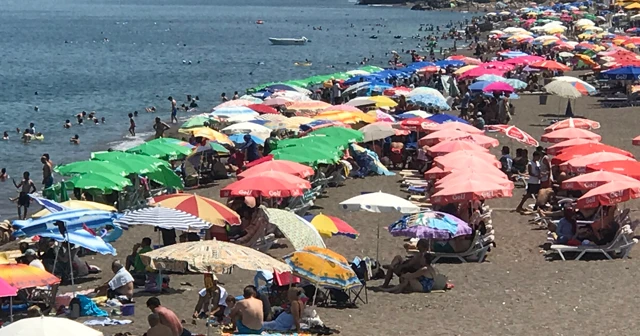 Akçakoca’da 30 kilometre uzunluğundaki plajlar tıklım tıklım doldu