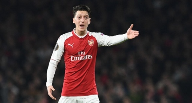 Almanya&#039;da deprem! Mesut, giderken iki kişiyi de yanında götürüyor