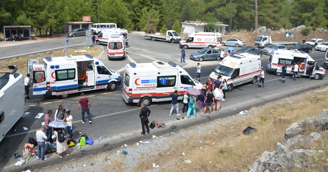 Antalya&#039;da turistleri taşıyan otobüs kaza yaptı, ölü ve yaralılar var