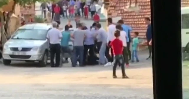 Arabadan indirip tekme tokat dövdüler