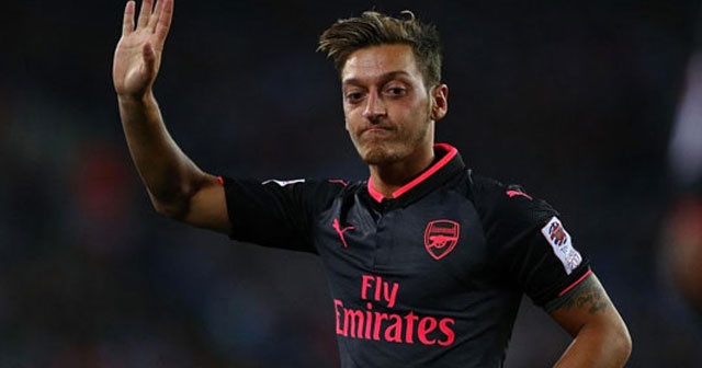 Arsenal&#039;den Almanya&#039;ya tokat gibi Mesut cevabı!