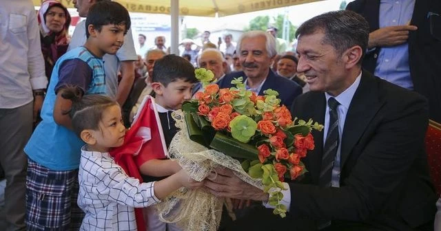 Bakan Selçuk baba ocağını ziyaret etti