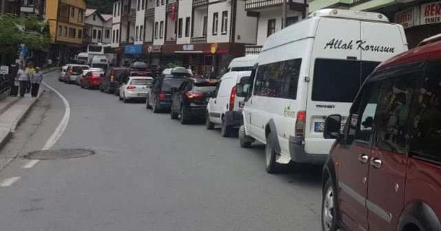 Binler oraya akın etti! Kuyruk bitmeyince araçlarından inip...