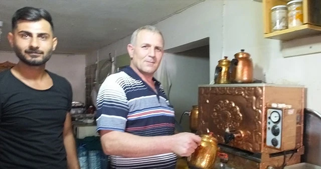 Bu kahvehaneci çayı, limonatayı, ayranı 50 kuruşa satıyor