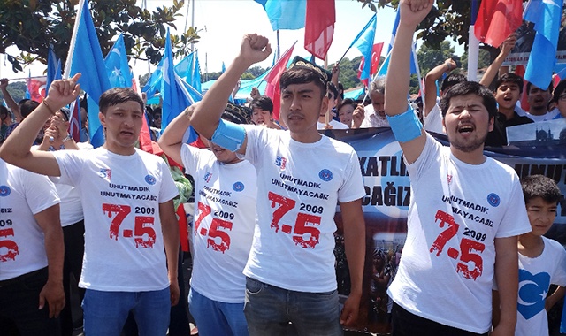 Çin Konsolosluğu önünde olaylı protesto