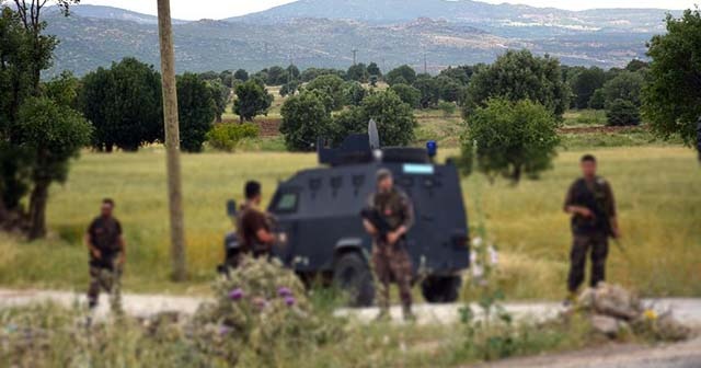 Diyarbakır&#039;da PKK&#039;lılar baba ve oğlunu öldürdü