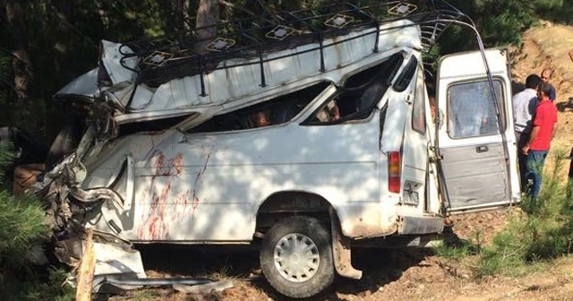 Düğün dönüşü feci kaza, 2 ölü 8 de yaralı var
